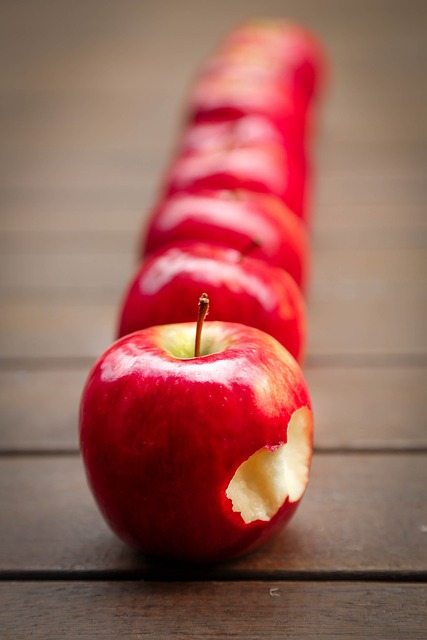 Pomeranče a jablka: Proč je jíst pro vitamíny a vlákninu