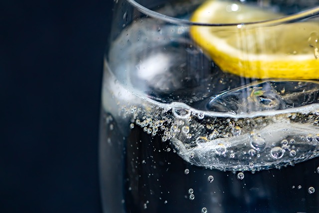 Pití ‌citronové vody představuje‌ jednoduchý⁤ a přírodní způsob detoxikace organismu