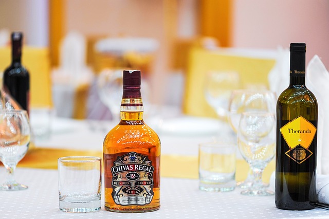 1. Historický pohled na oblíbenost whisky: Proč se stala nápojem zábavy a prestiže