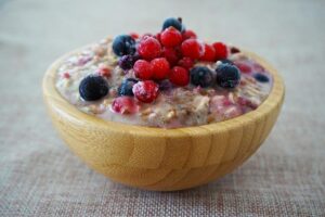 Overnight oats jahodový cheesecake: Lahodné svačinové plánky