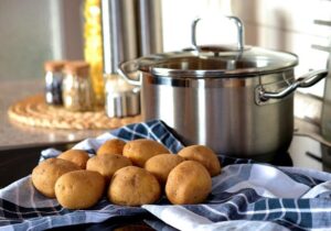 Jak dlouho vařit brambory ve slupce i bez slupky: Průvodce přípravou