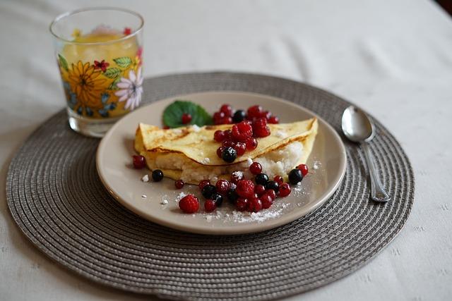 - Zdravá a chutná varianta snídaně: bezlepkové palačinky s ovocem a medem